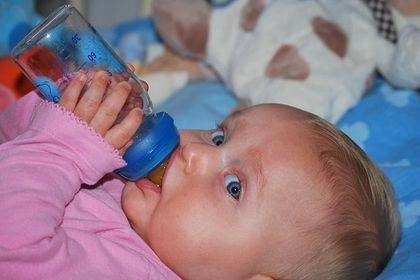 水分補給する赤ちゃん