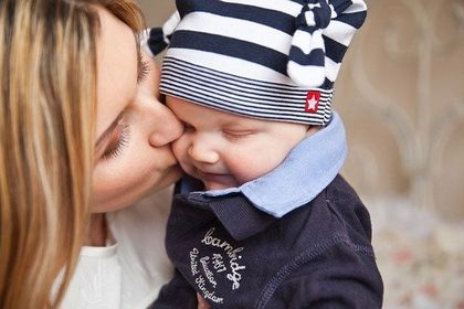 赤ちゃんにキスするママ